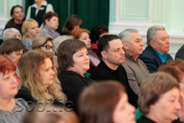 Представниць сфери освіти у Кам’янському привітали зі святом весни Представниць сфери освіти у Кам’янському привітали зі святом весни