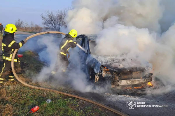 У Кам&rsquo;янському районі вщент згорів легковик