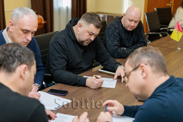 У Кам&rsquo;янському розпочали ремонт доріг: де вже працює техніка та які вулиці у пріоритеті