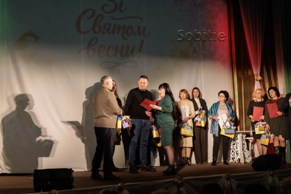 Представниць сфери освіти у Кам’янському привітали зі святом весни Представниць сфери освіти у Кам’янському привітали зі святом весни