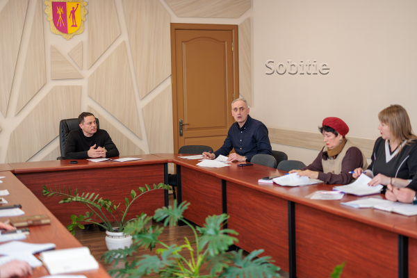 У Кам&rsquo;янському розпочали благоустрій після зими: мер поставив завдання завершити основні роботи до Великодня