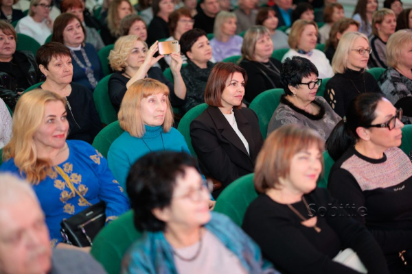 Представниць сфери освіти у Кам’янському привітали зі святом весни Представниць сфери освіти у Кам’янському привітали зі святом весни