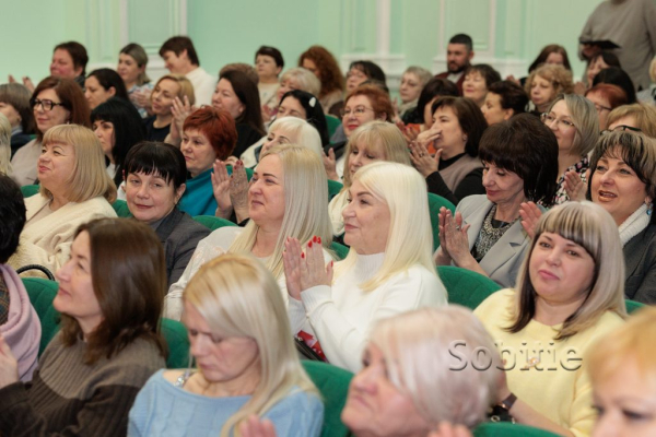 Представниць сфери освіти у Кам’янському привітали зі святом весни Представниць сфери освіти у Кам’янському привітали зі святом весни