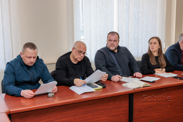 У Кам&rsquo;янському розпочали благоустрій після зими: мер поставив завдання завершити основні роботи до Великодня