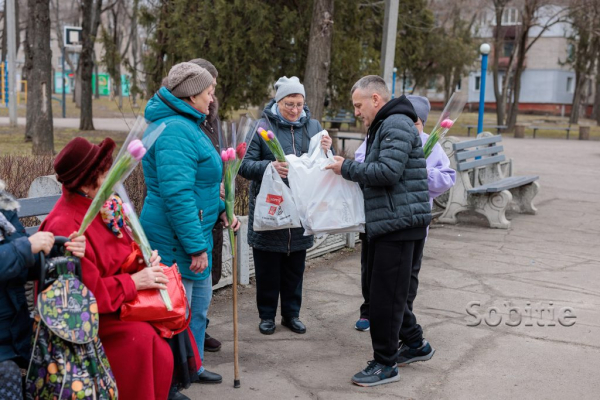Мешканок Дніпробуду у Кам&rsquo;янському привітали зі святом весни