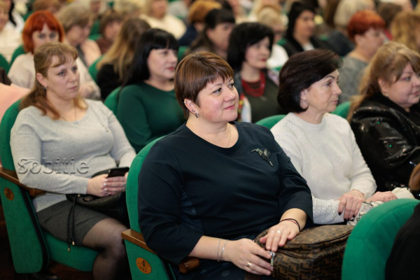Представниць сфери освіти у Кам’янському привітали зі святом весни Представниць сфери освіти у Кам’янському привітали зі святом весни