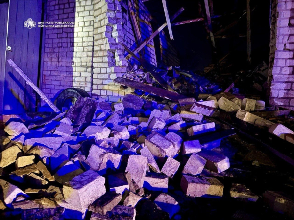 Ворог завдав удару по Дніпру: постраждали жінка та двоє дітей