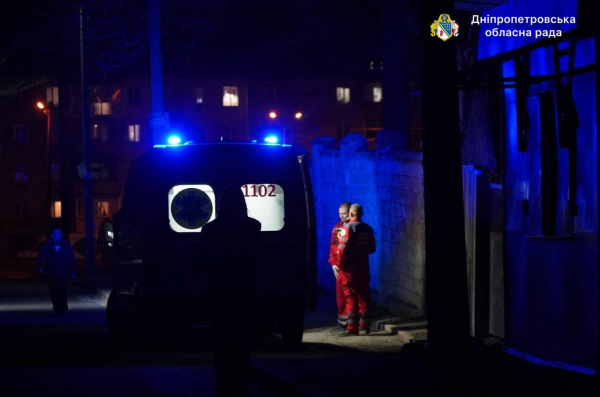 Ворог завдав удару по Дніпру: постраждали жінка та двоє дітей