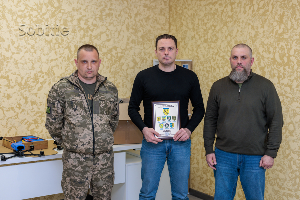 Кам&rsquo;янське передало FPV-дрони бійцям на Харківський напрямок